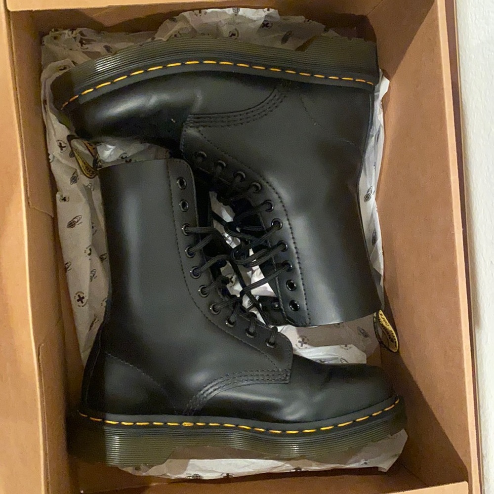 Dr Martens 1490 10 Eye leather ankle boots in black